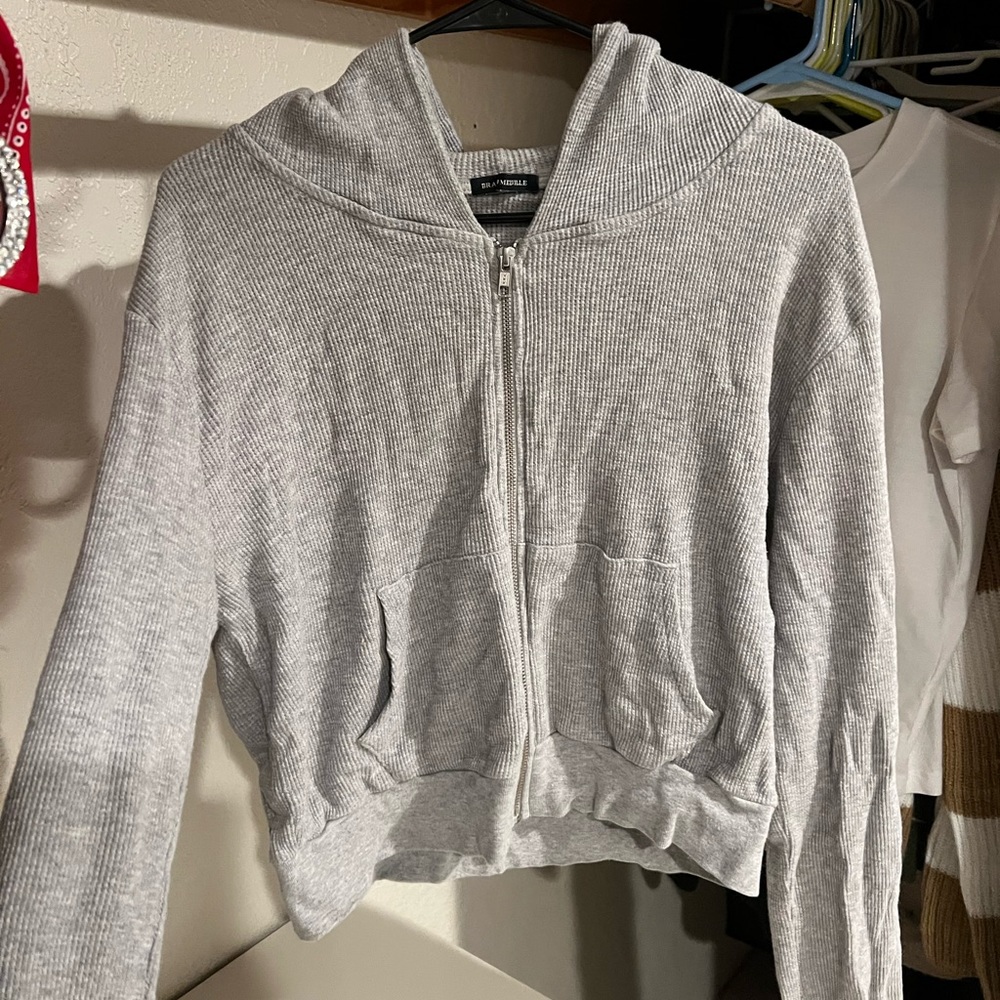 BRANDY MELVILLE CROPPE-HOODED ZIP UP